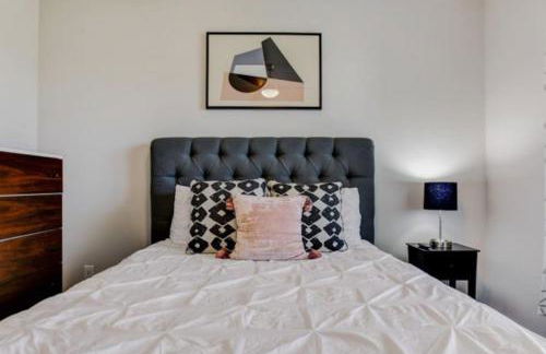 2BR Southtown Apartment FreeParking Wifi Pool Gym - Photo 3