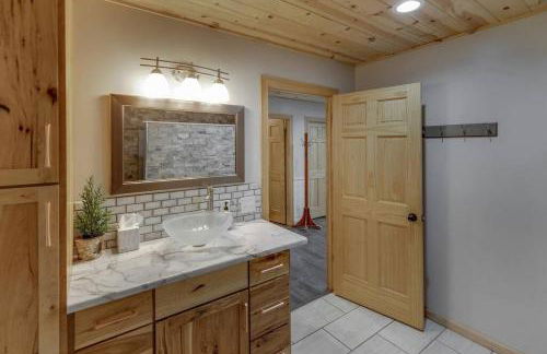 Cozy Home, Hot Tub, Dock, Kayaks, Swimming & More! - Photo 37