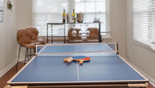 5 Mins to UND - Cozy 4BD with BBQ & Pool Table - Foto 5, Game Room