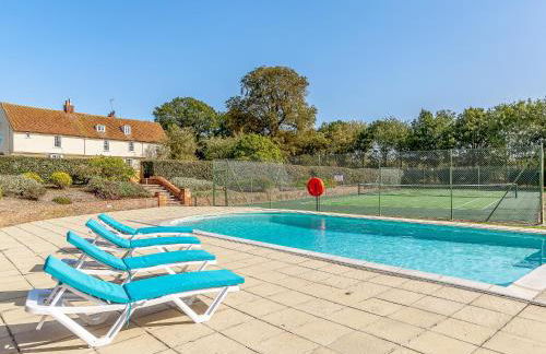 Pattiswick Hall - Photo 1