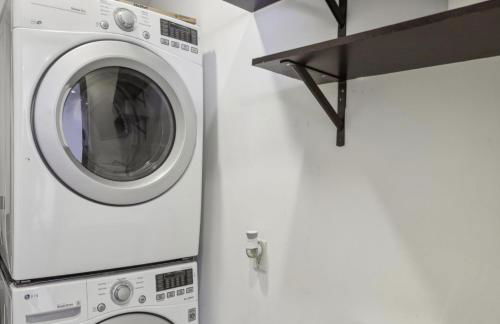 The Wave House! Custom Gem with Panoramic Views, Fire Pit, BBQ, Pool Table - Foto 32