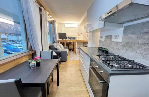 "R&P apartment", short term stay, elegant design, Bisceglie metro station, easy for San Siro and Fiera Milano, free parking - Foto 5