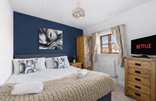 Loughton House - Central Location - Driveway Parking, Self-Check-In, Garden, Super-Fast Wifi and Smart TVs by Yoko Property - Foto 13