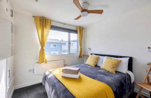 2 BR Beach Woods chalet with parking, 5 mins to beach - Foto 4