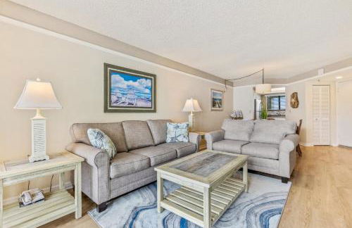 Ocean View with a beachfront pool at Ocean Trillium Condo ~ 702 - Foto 8