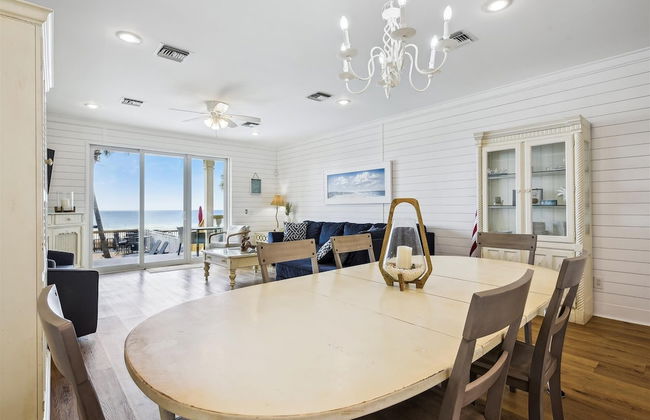 Just Beachy - 5 Bedroom Beach Front Home! Sleeps 20 Home by RedAwning - Foto 34