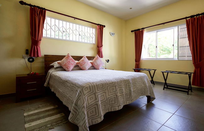 Surfers Self-Catering Chalets - Photo 2