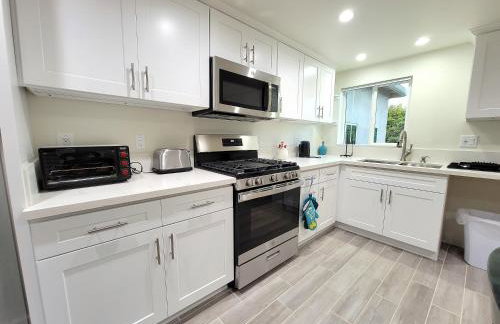 Modern 2BR Guest Suite w En-Suite Bathrooms 10 min to Rodeo Drive Near Kaiser and Cedars hospitals - Foto 6