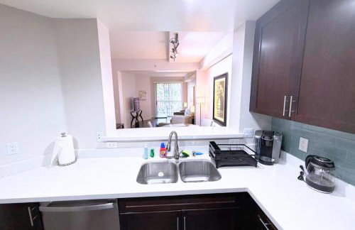 Stylish 2 Bed 2.5 Bath Condo Near Beverly Hills. - Photo 20