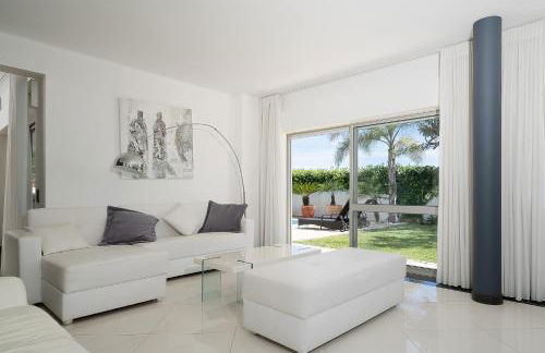 Deluxe 4BDR House W/ Pool by LovelyStay - Photo 23