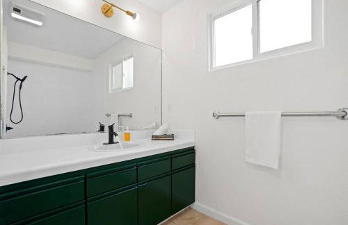 Spacious 5BR Coastal Retreat - 8 Beds Beach & Golf - Old - Photo 28