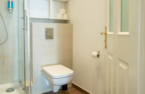 KAISER 02 by ROCKCHAIR Apartments l SUPERHOST Status l 3 Bedrooms Boxspringbeds 2 Bathrooms l Cozy Family & Business Flair 155 sqm 3 Balcony 2nd Floor Elevator up to 10 guests welcomes you! - Foto 39