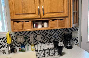 Forget Me Not Home by Airport Upstairs with Deck - Foto 21