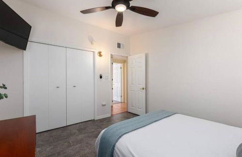 Stylish Mid-Century Oasis with Pool - Foto 23