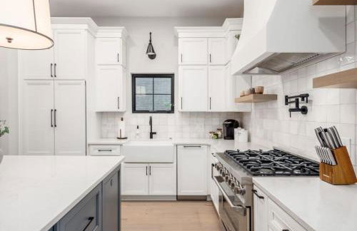 Chateau in the Village - Brand New 3BD 5BA - Foto 23