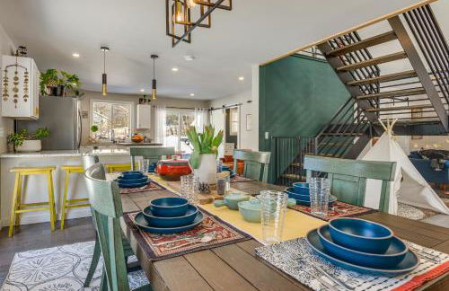 Bradford Group Getaway! Cabin with Deck and Fire Pit - Foto 2