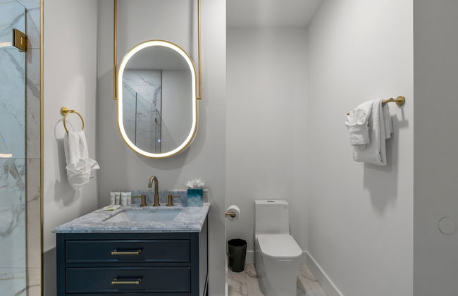 Luxurious Home with Theatre Room - Foto 23