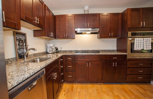 NEW 4 Bed 2 Full Bath Condo Near Back Bay - Photo 12