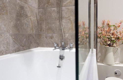 Modern Comfort Near Castle St with WiFi & Parking! - Foto 37