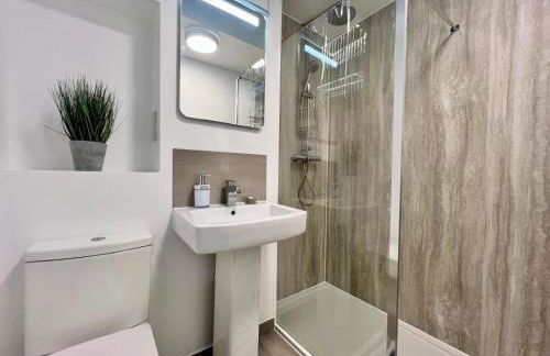 Borage House- Crawley,3BR House, Wifi, Parking, Close to Gatwick Airport, Contractor friendly, short and long term stays welcome - Foto 62