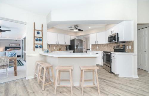 Beautiful Spacious Home! Close to Beaches - HEATED Private Pool - Foto 18