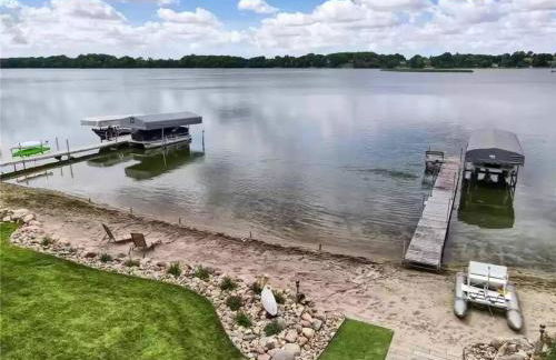 Lake Cabin; Renovated, Flat Lot, Dock, Sandy Beach, Many Games and Lake Toys! - Foto 59