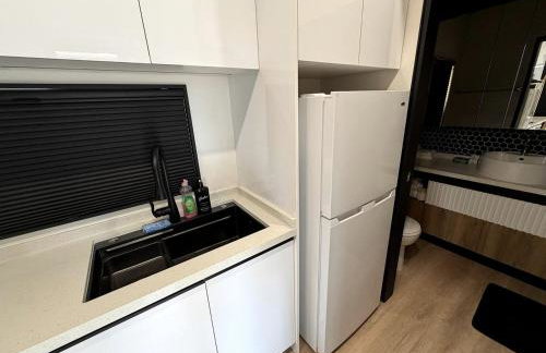 Stylish Modern Tiny House on Wheels with Stunning Mountain Views Near Lone Pine, California - Foto 6