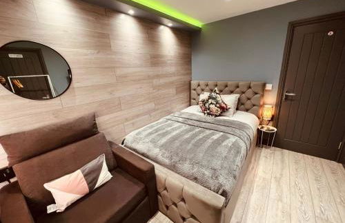 MODERN SUITES -5 Bedroom House- With FREE PARKING Birmingham city - Foto 39