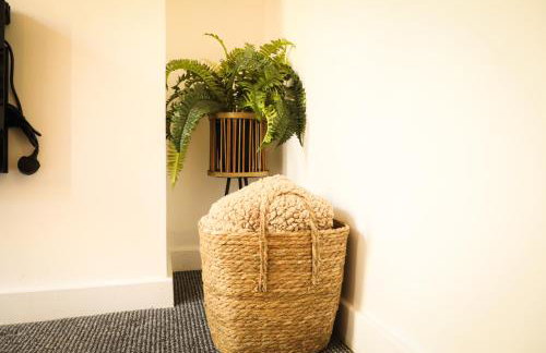 Bradford City Centre Walk To Trains, Dining, 65' Smart TV, Perfect For Working Professionals - Foto 17