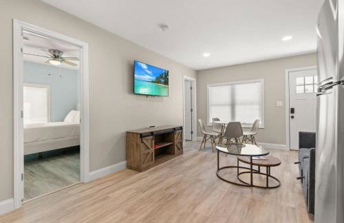 Steps to Beach Fully Renovated Sleeps 6 - Photo 8