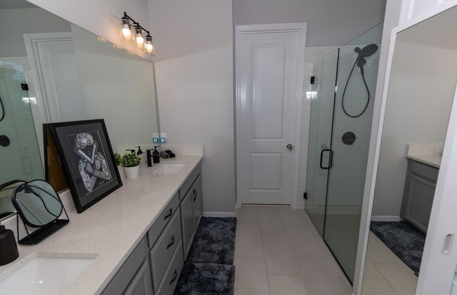 Brand New Modern Pet Friendly Zen Home W/ Private Home Theater & Hot Tub! 2 Bedroom Home by RedAwning - Photo 20