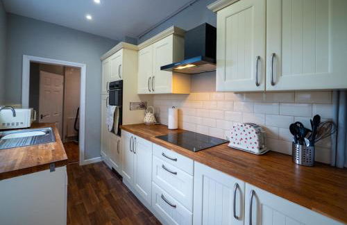 Whole Town House - Town centre! - Photo 2