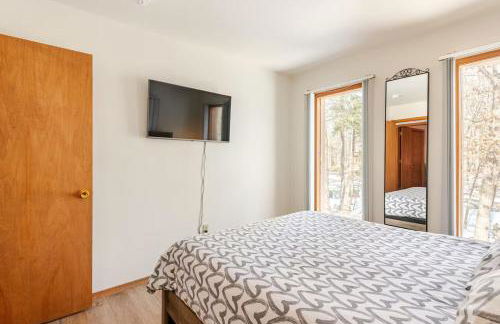 Cozy Cabin at Poconos With Hot Tub and Fire Pit - Foto 20