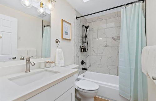 Modern 4BD home in Ballard with A/C, pet-friendly - Foto 31