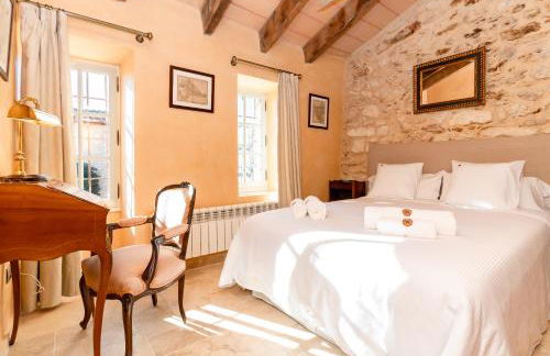 Casa de Piedra ubicada en el exclusivo wine village de Viladellops, te ofrece una experiencia única, donde el lujo y la tradición se fusionan en un entorno natural privilegiado - Foto 7