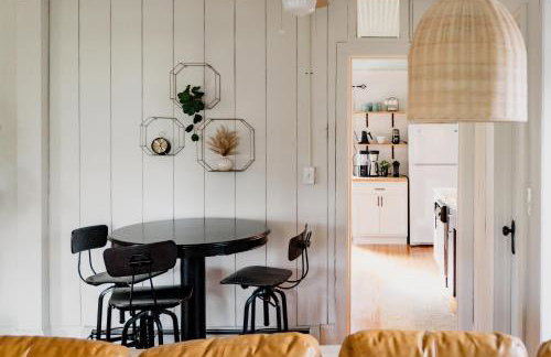 Charming Cabin with Hot Tub & Fire Pit - Foto 36