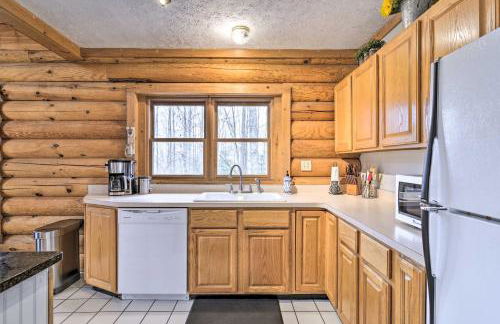 Secluded Gaylord Cabin with Deck, Fire Pit and Grill! - Foto 9