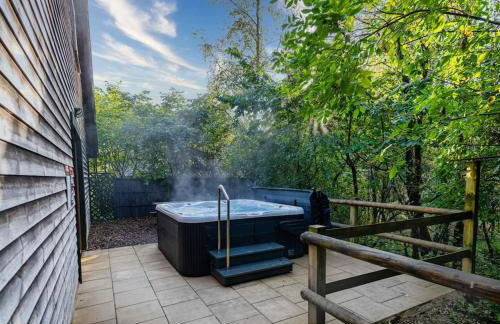 Weaver, woodland lodge with hot tub for 12 - Foto 3