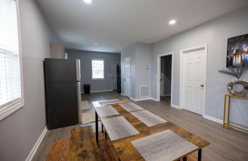 3 Min to Downtown - 10 Min to Elon - Smart TVs - Foto 13