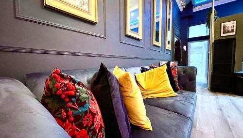 AdeamStays provides Beautiful centrally located 1 and 2 bed apartments on Liverpools Boulevard - Foto 5