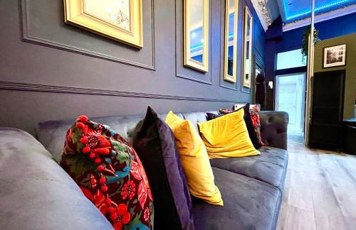 AdeamStays provides Beautiful centrally located 1 and 2 bed apartments on Liverpools Boulevard - Foto 5