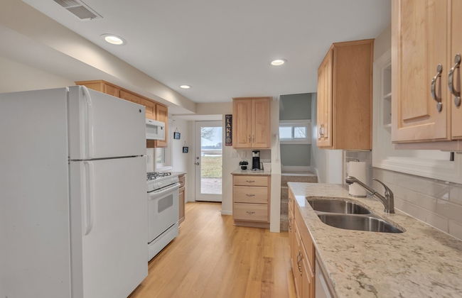 Amazing Lakefront Retreat On Long Lake! 2 Bedroom Home by RedAwning - Foto 10