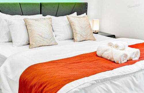 Spacious 6BR Stay with Parking and Near DTLA - Foto 8