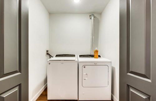 Converted Store Front Home Lets You Live Like a Local in the Heart of it All! condo - Foto 31