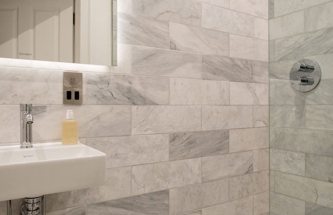 Cathedral View in Exeter - Photo 18