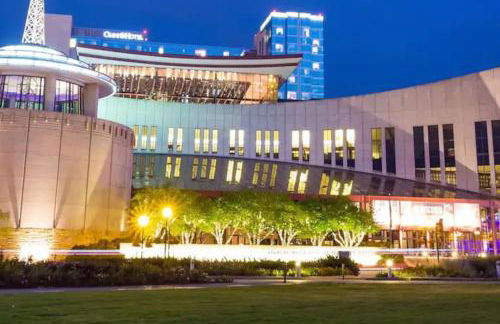 Penthouse Luxury with Pool Patio and City View plus Walk to Broadway - Foto 54