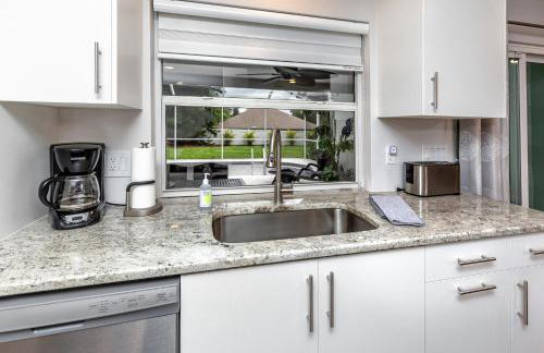 Modern Home, Heated Pool, Close to Beaches! - Foto 13