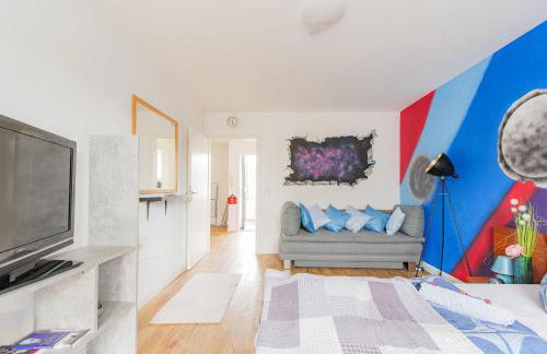 - Stellar Haven Deluxe with Cosmic Design - 3-Room Space-Themed Apartment 75 qm - Central Location - Balcony - Renovated 2024 with TV & Netflix - Full Kitchen - Free Parking - Near Metro & Airport - Galaxy-Inspired Interior - - Photo 15