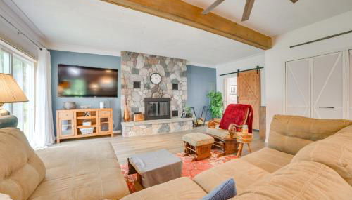 Updated Cabin with 2 Suites, Fire Pit and Forest Views - Foto 5