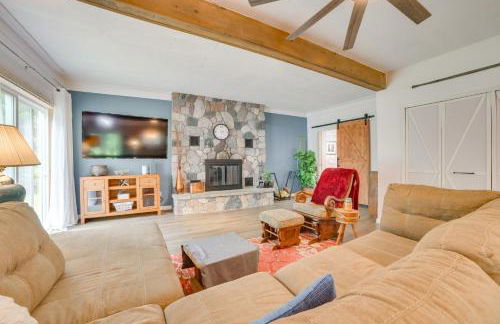 Updated Cabin with 2 Suites, Fire Pit and Forest Views - Foto 5